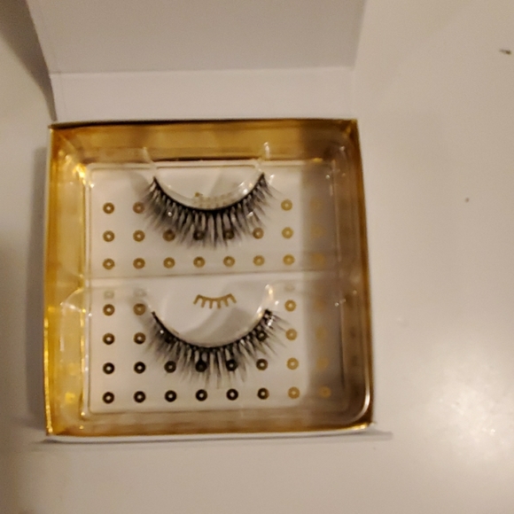 2/20$ Never worn Battington Lashes